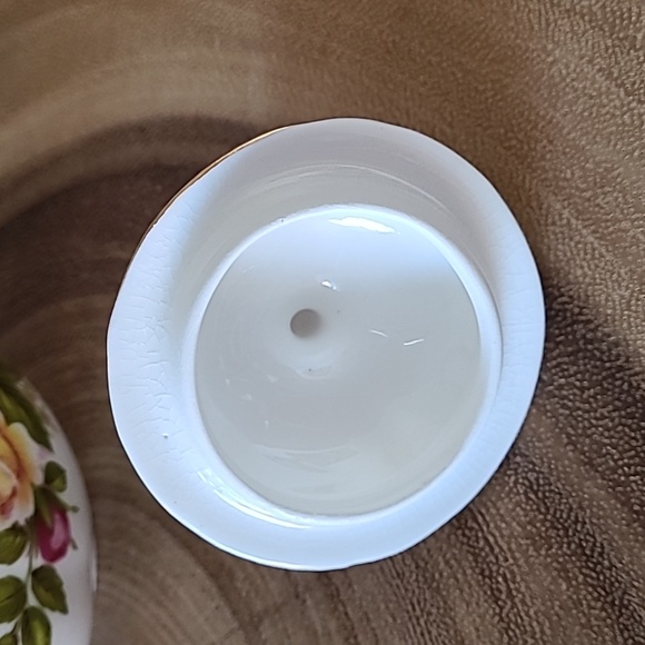 Vintage Duo: Royal Albert Old Country Roses vanity set - Picture 9 of 9